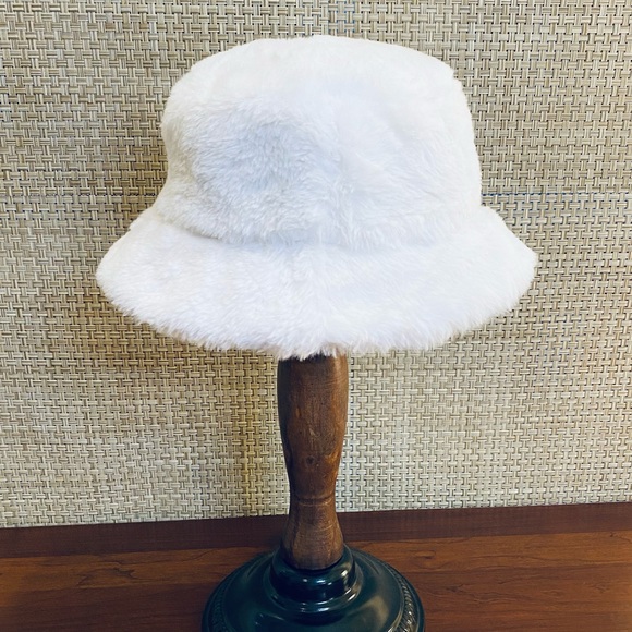 🌟HP🌟NWOT Off White Faux Fur Bucket Hat by Open Edit OS - Picture 4 of 10